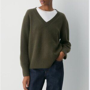 Aritzia plush cashmere v neck in dusty olive size XS